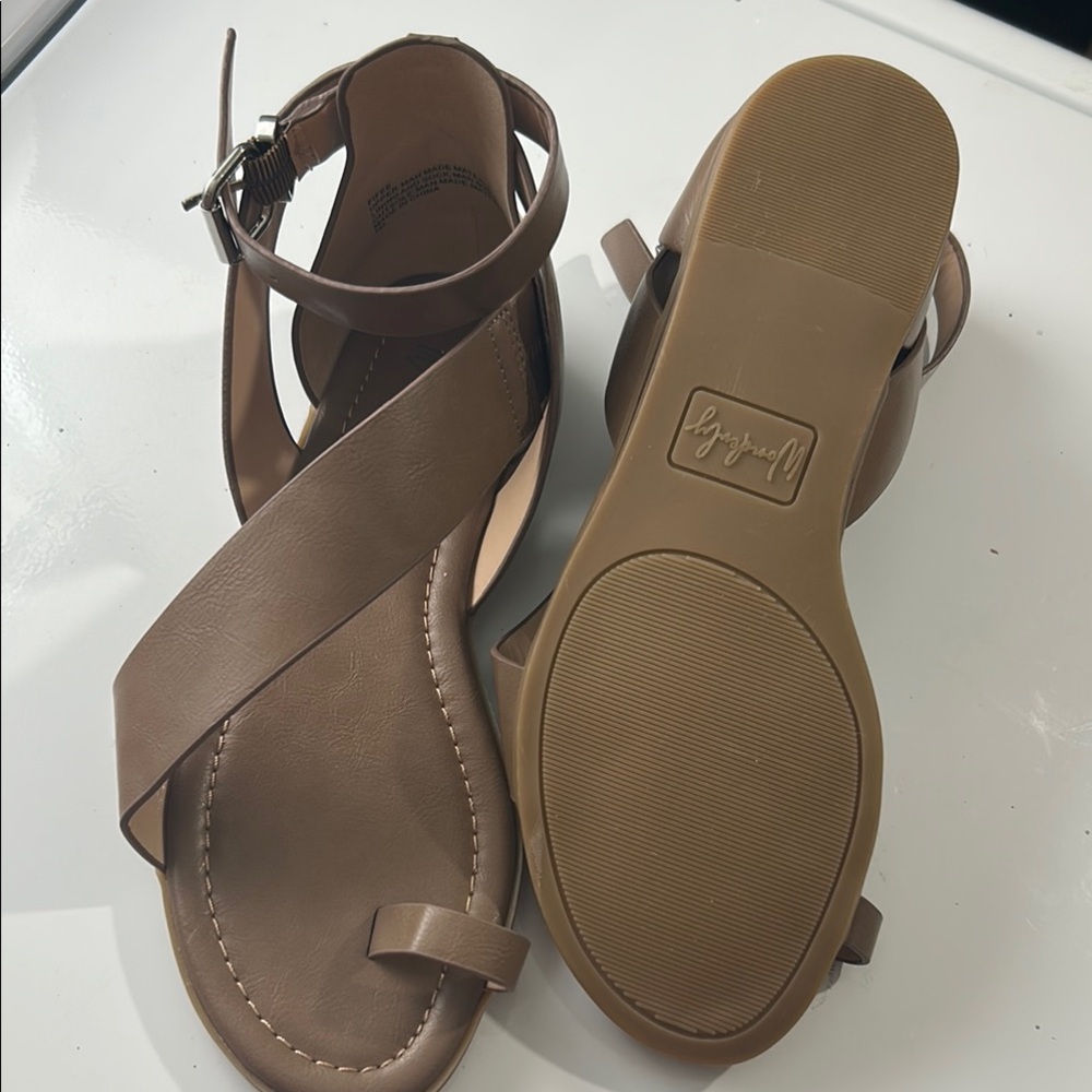 Wonderly Brown Leather Sandals with Elegant Straps - Picture 2 of 6